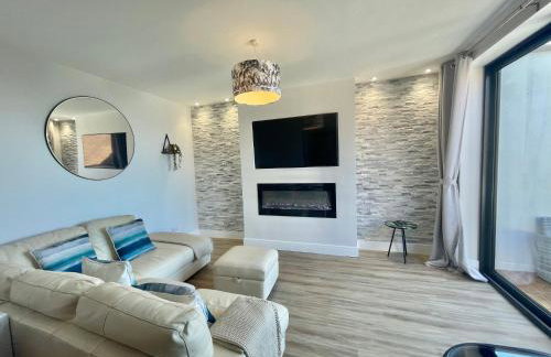 The Alice Apartment - by Coastline Retreats - Balcony Apartment - Alice in Wonderland Themed Secret Room - Luxury Copper Bath in Master Bedroom - Foto 7