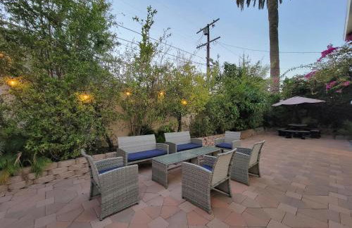 3 bedroom guest suite first floor unit with nice patio area right next to the MrC Hotel 10 minutes from Rodeo Drive Washer Dryer WIFI and more - Foto 1