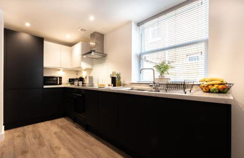 Welcome - BUSINESS or PLEASURE! Southampton 'City Vibes' # Stylish Apartment with Outdoor Courtyard! 1-4 Guests BOOK YOUR CITY BREAK or PRE-CRUISE STAY! CLOSE TO MAYFLOWER THEATRE, UNIVERSITIES, CRUISE TERMINALS, HOSPITALS & SHOPS! - Photo 11
