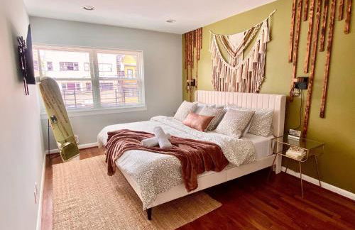 Easy PATH&Bus access- NYC| designer home + Deck. - Photo 5