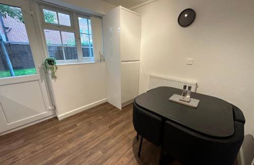 Comfortable 3 Bed House with Garden & Parking - Foto 14