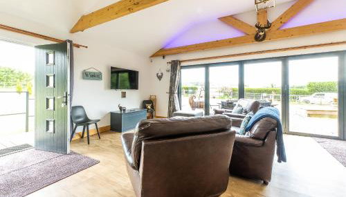 King Richard's Luxury Lodge - Sleeps up to 8, Dog Friendly, Near Sherwood Forest at Fairview Farm in Nottingham set in 88 acres and great for Groups, Family Gatherings & Corporate events - Foto 5