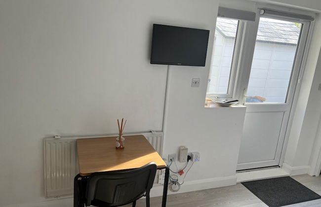 Remarkable 1-bed Outhouse Studio in Dagenham - Photo 15