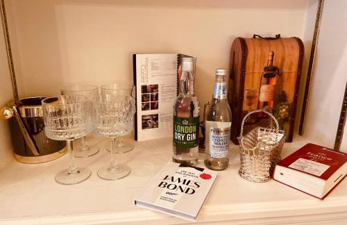 Homely 2 Levels Flat w Private Garden - Photo 3