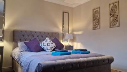 Stunning Fir Tree Corner 3 bedroom detached Executive house ideal wedding guest family home with free drive way CCTV parking for 2 vehicles or LWB Van M5 1 mile away dogs welcome by prior arrangement - Foto 2