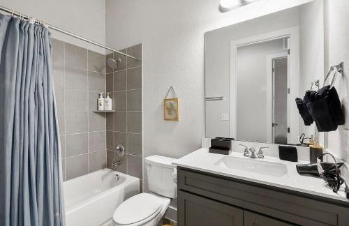 Luxe Modern 4B House with Office 20 min to DT - Foto 8