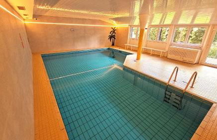 Winterberg Appartement 6 Pers aan Skilift grootste Skigebied nabij Bikepark Unieke locatie met zeer rustige tuin in het bos en het gezellige centrum leuke cafes restaurants en gratis zwembad sauna relax speelruimte parkeerplaats naast Der Brabander - Foto 62