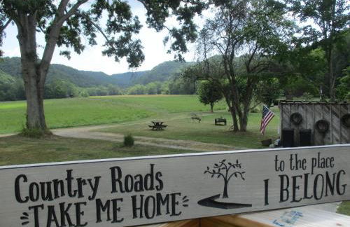 Historic cabin off I-77, views, antiques, Wi-fi, wonderful experience for 2! - Foto 47