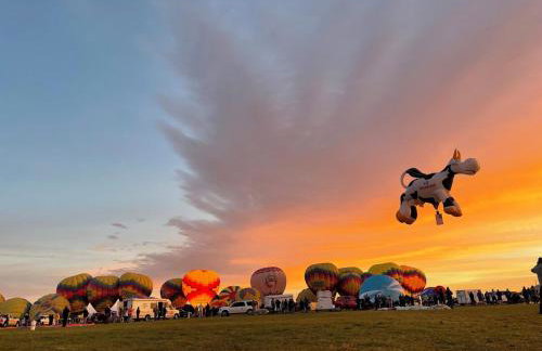 Private Gated Garden Suite in Historic Home, walk to UNM Football and Basketball, UNM and Pres Hospitals - Foto 25