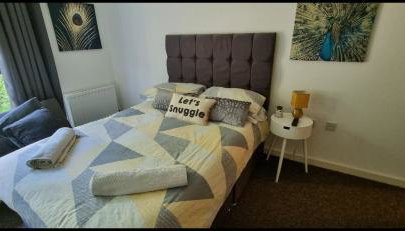 360 Serviced Accommodations - Brentwood 2 Bedroom Executive Apartment with Secure Parking - Foto 2