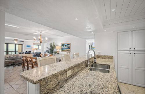 Luxury direct oceanfront corner penthouse with heated pool and garage parking - Foto 40