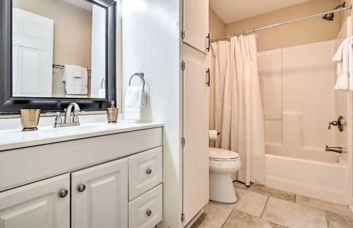 Deck with Fireplace Pet-Friendly Lake Lure Retreat - Foto 20