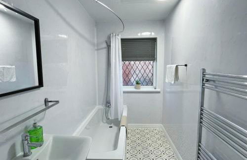 Darfield 4 Bedrooms Home 6 Beds 2 Showers Driveway Parking For Business Stays - Foto 21