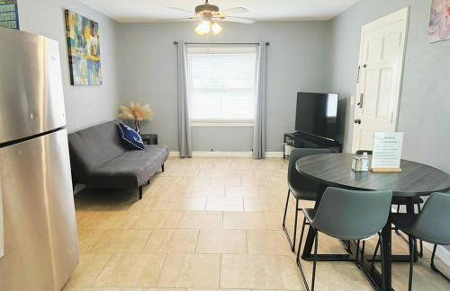 Super Cute & Cozy Home With 2 Bedrooms Near Everything In Jacksonville - Photo 1