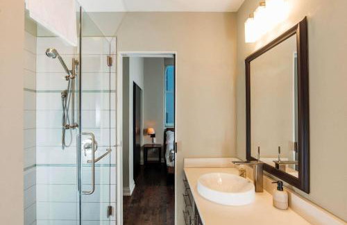 Downtown Luxe 2BR Loft Apt - Sleeps 6-7 - Walkable - Foto 17