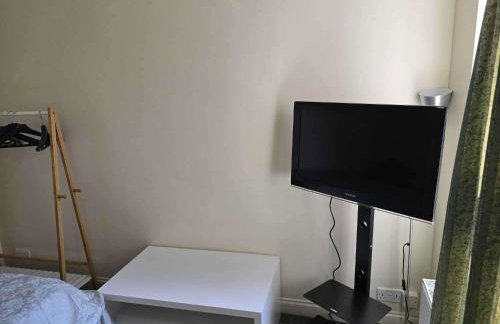 House - Sleeps 8 - Garden - Short Walk to Station - Foto 23