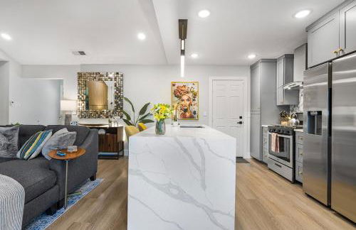 Modern 3BR Retreat with Fun Yard, Mini-Golf, Hot Tub & BBQ Dining Deck - Foto 21