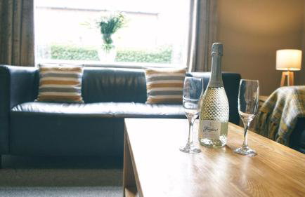 Free Parking, Ideal for long term contractor, etc stays, Fast WIFI, 3 miles 7 mins drive to Nissan, 15 mins to Sunderland Newcastle, Regular Housekeeping Options - Dwellcome Home Ltd 3 DOUBLE Bedroom House Boldon - see our site for assurance - Foto 13