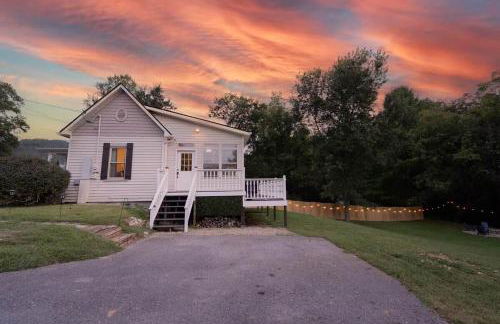 Wizard House + Hot Tub, Private Creek, Large Yard - Foto 45