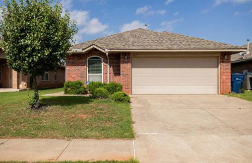 Cheerful 3 Bdrm space, 2 bath!. You gotta love it! - Photo 38