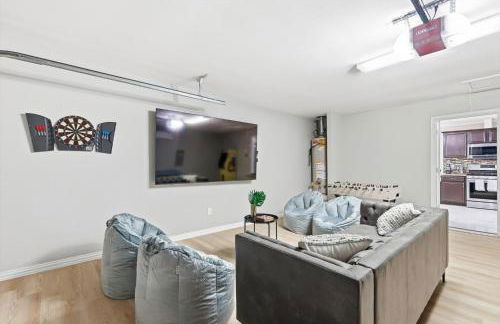 4-BD 2-BA with Backyard Pool Retreat + Game Room - Foto 30