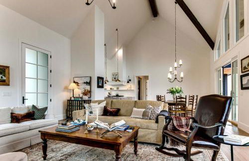 Deck and Mountain Views Black Chalet in Glenville - Foto 7