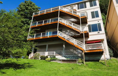 Stunning House with Views of Puget Sound! Ideal for Family Reunions - Photo 12