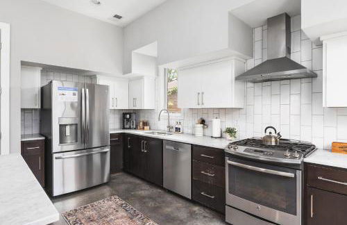 Modern Luxury with Rooftop Deck, 3 mi to Downtown - Foto 13