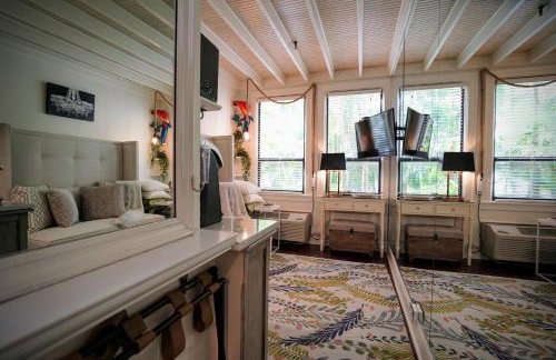 Palm Beach Hotel Petite Retreat 2 blocks to beach!! Historic Landmark - Photo 8