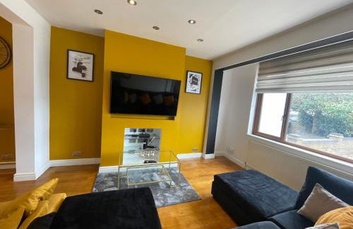 5 Bed Haven - Off Street Parking - Pool Table - Photo 10