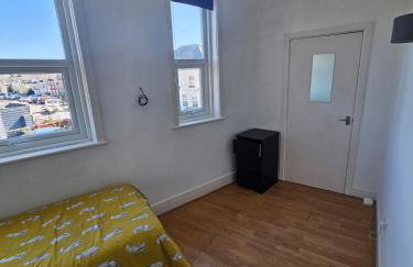 Spacious Bournemouth Home with BBQ, Outdoor Seating & large TV - Foto 10