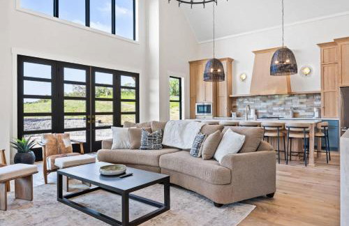 NEW Spacious Clarkson Getaway w Games & Yard - Foto 10