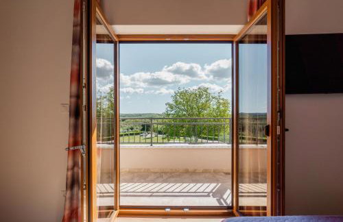 Villa atop the village with stunning view - Foto 22