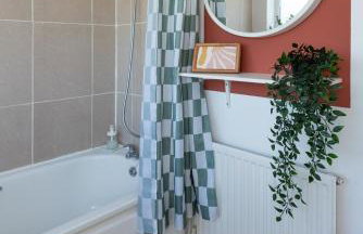 #30 Cozy & Stylish Studio Retreat - Near Odds Farm Park - Sleeps 2 - Perfect for business travelers and Couples - Free parking - Foto 19