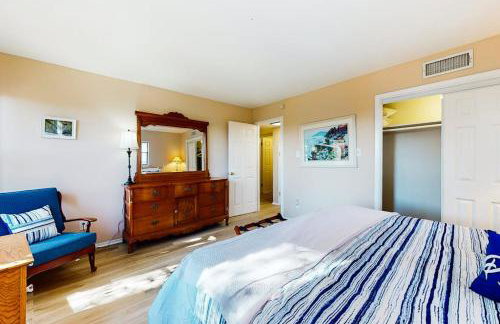 Lovely 2-Story Home with Upper & Lower Decks, Gorgeous Lake & Hill Country Views - Foto 13