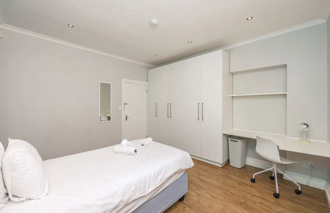 Contemporary 4 Bedroom Home - Photo 4