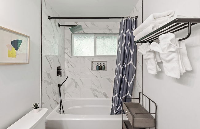 Cheerful Kirkland Home w/AC Big Yard, Walk to Beach - Photo 11