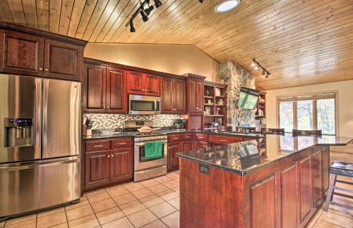 Cabin with Fire Pit and Movie Room, 1 Mi to Lake - Foto 7