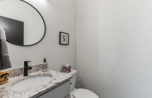 New Modern Townhome With Rooftop Patio 2 Bedroom Townhouse by RedAwning - Foto 24