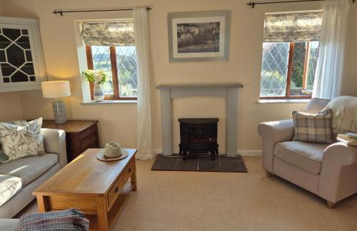 Lovely Little Garden Cottage, Tamar Valley, Cornwall - Photo 6