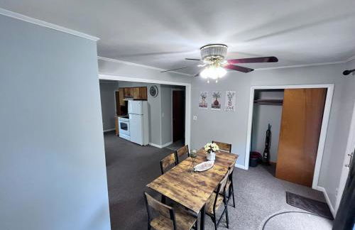 Cozy Retreat with Private Backyard Oasis - Foto 7