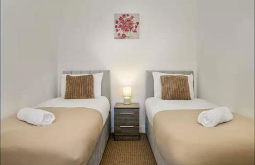 The Red Retreat, 7 Beds, Garden, Free Parking, Contractors, Fast Wifi, Smart TV - Foto 14