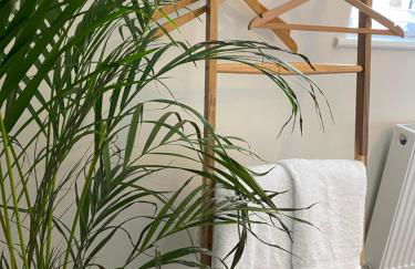 The Pelican Room-converted Cart Lodge near airport - Photo 22