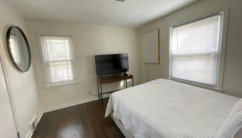 New! Cozy 4-bedroom w/ free parking. Dogs welcome! - Foto 4