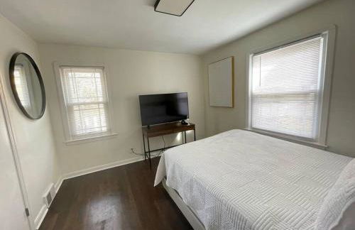 New! Cozy 4-bedroom w/ free parking. Dogs welcome! - Foto 4