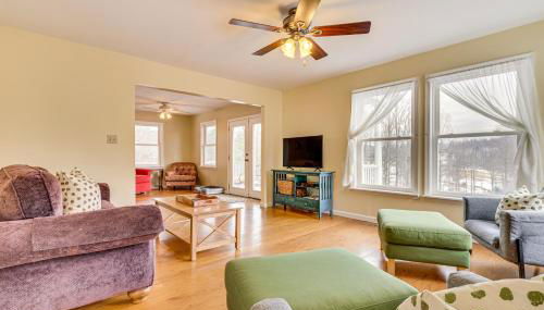 Family Home with Game Room and Decks in Etlan! - Foto 5