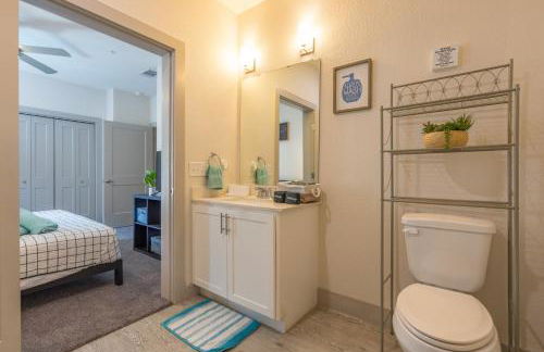 Riverwalk and Pool view Apt with King bed Infinity Pool Gym Free Parking - Foto 27