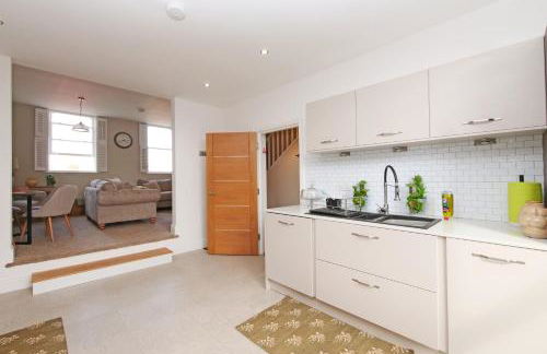 Apartment 11 Bluebridge with Free Parking - Photo 30