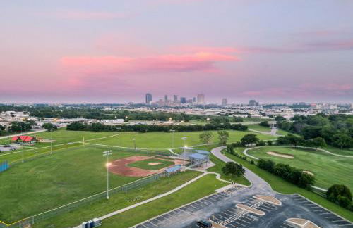 Stockyards- 4min Pet Friendly 3BR Luxe Gem - Foto 128