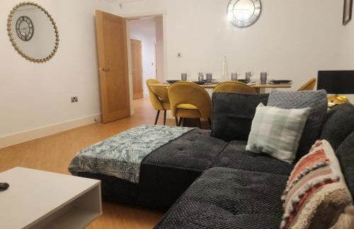 Emirates House, Luxe 5 Bed, with King sized Beds, next to Aiport & NEC, JLR 5 mins - Foto 3